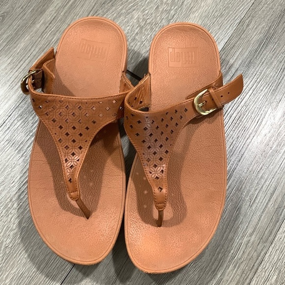 FitFlop Lattice Toe Laser Cut Out Brown Leather Thong Style Slip-On Sandals - Picture 1 of 8